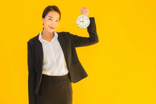 Retrato Bonito Jovem Asiático Mulher Mostrar Tempo Relógio Alarme Amarelo — Fotografia de Stock