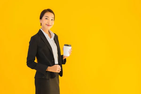 Porträt Schöne Junge Business Asiatin Mit Smartphone Und Kaffeetasse Auf — Stockfoto