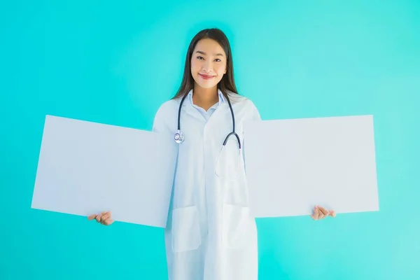 Portrait Beautiful Young Asian Doctor Woman Empty Card Billboard Banner — Stock Photo, Image