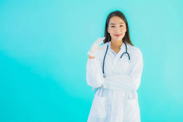 Retrato Hermosa Joven Asiática Médico Mujer Con Jeringa Inyección Azul — Foto de Stock