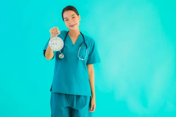 Portriat Bella Giovane Asiatico Medico Donna Spettacolo Orologio Allarme Blu — Foto Stock