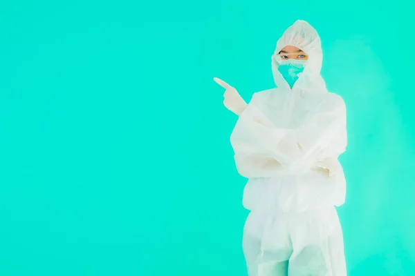 肖像美しい若いアジアの医師の女性は 青の隔離された背景にコロナウイルスやCoid19から保護するためのパイプや個人的な保護具を着用 — ストック写真
