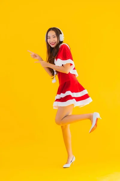 Retrato Bonito Jovem Asiático Natal Roupas Chapéu Ouvir Música Com — Fotografia de Stock