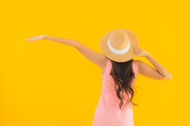 Güzel bir Asyalı kadın portresi mutlu bir gülümseme sarı izole edilmiş arka planda rahatla