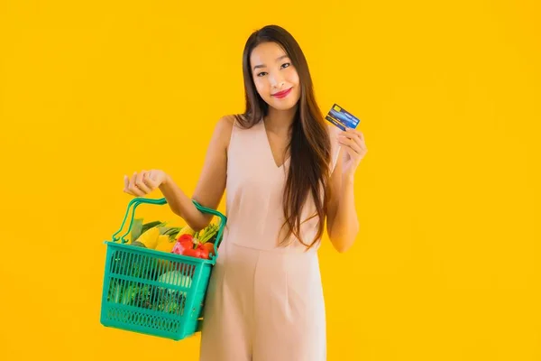 Portret Mooie Jonge Aziatische Vrouw Met Boodschappenmandje Boodschappentas Van Supermarkt — Stockfoto