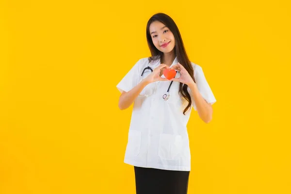 Портрет Красива Молода Азіатська Лікарка Показує Серце Символу Любові Жовтому — стокове фото