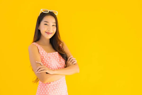 Retrato Bonito Jovem Asiático Mulher Sorriso Feliz Amarelo Isolado Fundo — Fotografia de Stock