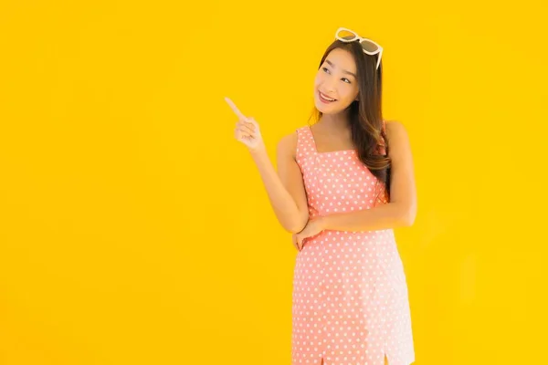 Porträtt Vacker Ung Asiatisk Kvinna Leende Glad Gul Isolerad Bakgrund — Stockfoto