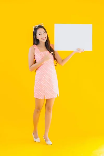Retrato Hermosa Joven Asiática Mujer Mostrar Vacío Cartelera Blanca Para — Foto de Stock