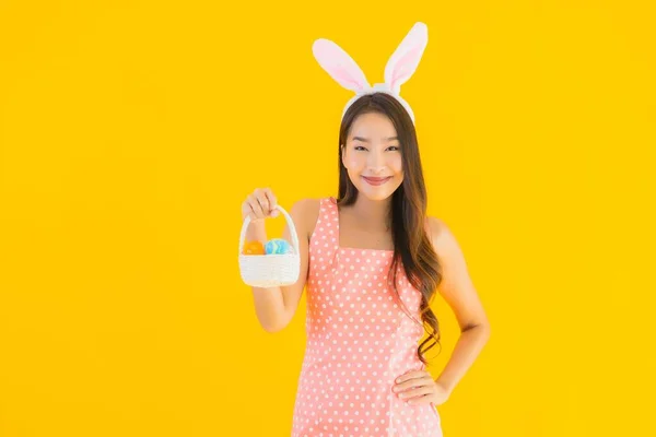 Retrato Hermosa Joven Asiática Mujer Con Conejito Orejas Con Huevos —  Fotos de Stock