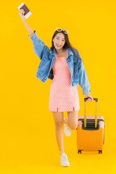 Retrato Hermosa Joven Asiática Mujer Con Equipaje Bolsa Viaje Con —  Fotos de Stock