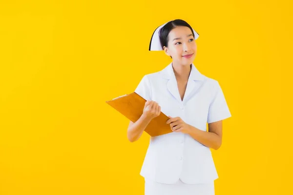 Retrato Hermosa Joven Asiática Mujer Tailandesa Enfermera Mostrar Vacío Blanco — Foto de Stock