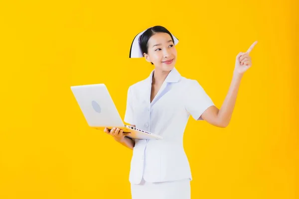 Портрет Красивая Молодая Азиатка Тайская Медсестра Ноутбуком Желтом Изолированном Фоне — стоковое фото