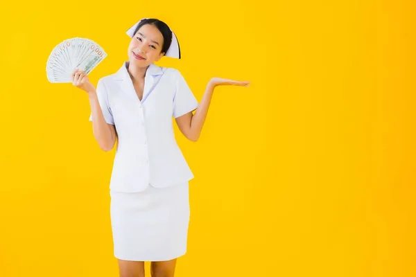 Retrato Hermosa Joven Asiática Mujer Tailandesa Enfermera Con Montón Efectivo —  Fotos de Stock