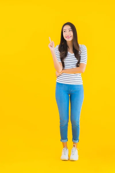 Portrét Krásná Mladá Asijská Žena Úsměv Šťastný Akcí Žlutém Izolovaném — Stock fotografie
