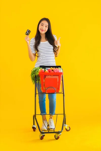 Retrato Bonito Jovem Asiático Mulher Compras Carrinho Supermercado Com Cartão — Fotografia de Stock