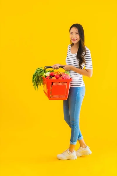 Retrato Bela Jovem Asiática Mulher Com Supermercado Cesta Carrinho Supermercado — Fotografia de Stock