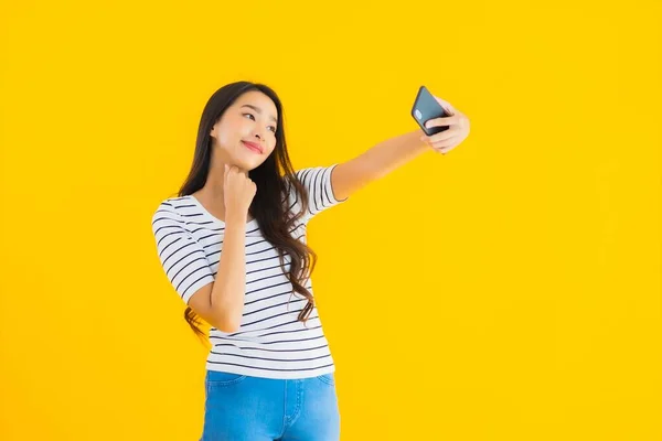 Retrato Bonito Jovem Asiático Mulher Sorriso Feliz Uso Inteligente Celular — Fotografia de Stock