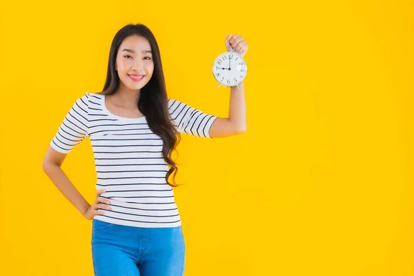 Retrato Bonito Jovem Asiático Mulher Mostrar Relógio Alarme Amarelo Isolado — Fotografia de Stock