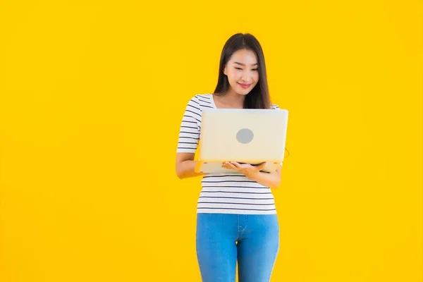 Портрет Красивая Молодая Азиатская Женщина Использовать Ноутбук Ноутбук Работы Учебы — стоковое фото