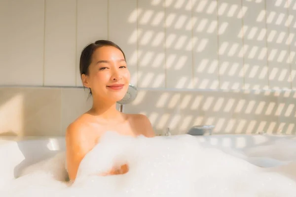 Retrato Joven Asiática Mujer Relajarse Tomar Baño Bañera Para Spa — Foto de Stock