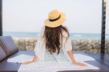 Genç Asyalı kadının portresi. Mutlu bir gülümseme. Deniz kıyısında tatil için rahatlayın.