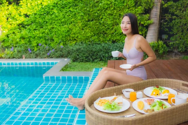 Ritratto Giovane Donna Asiatica Sorriso Felice Godere Con Vassoio Colazione — Foto Stock