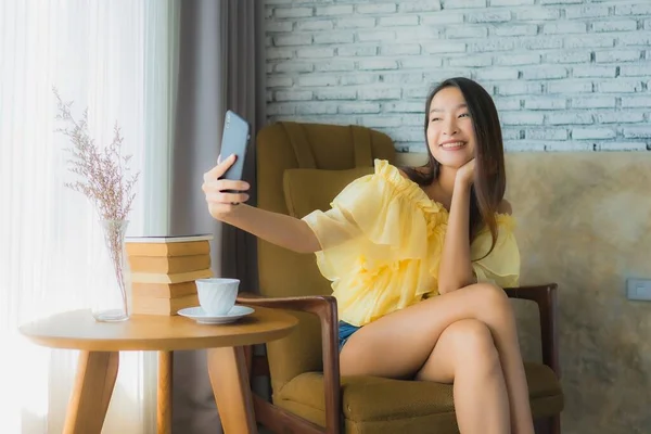 Porträtt Ung Asiatisk Kvinna Med Hjälp Mobiltelefon Med Kaffekopp Och — Stockfoto