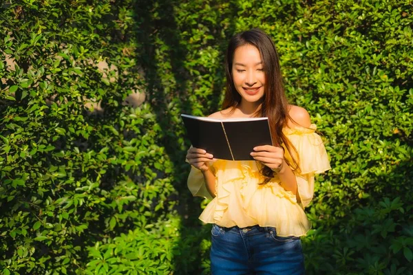 Mladý Asijské Žena Číst Knihu Kolem Venkovní Zahrada Příroda Pohled — Stock fotografie
