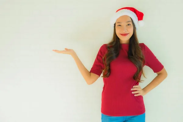 Retrato Hermosas Mujeres Asiáticas Jóvenes Con Sombrero Santa Para Celebración —  Fotos de Stock