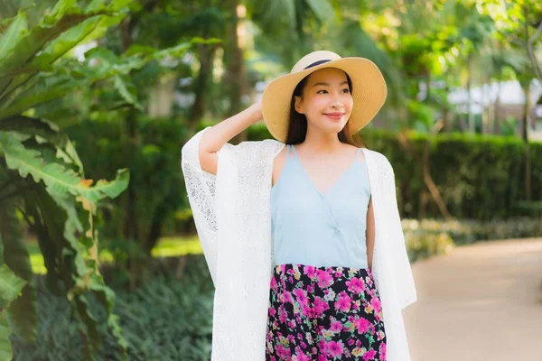 Retrato Bonito Jovem Asiático Mulheres Feliz Sorriso Relaxar Torno Vista — Fotografia de Stock