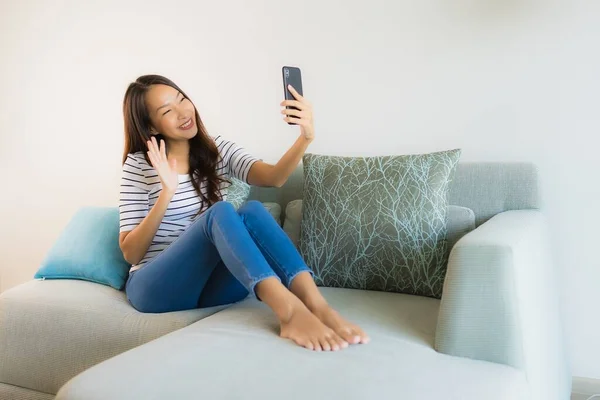 Porträtt Vacker Ung Asiatisk Kvinna Använder Eller Talar Mobiltelefon Soffa — Stockfoto