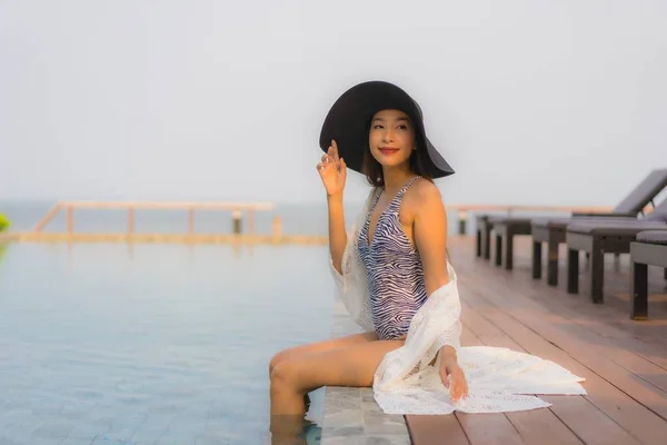 Retrato Jovem Asiático Mulher Feliz Sorriso Relaxar Redor Piscina Livre — Fotografia de Stock