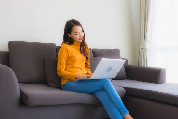 Porträt Junge Asiatische Frau Mit Laptop Computer Notizbuch Auf Dem — Stockfoto