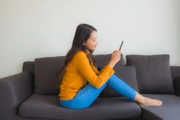 Porträt Junge Asiatin Mit Smartphone Auf Sofa Mit Kissen Wohnzimmer — Stockfoto