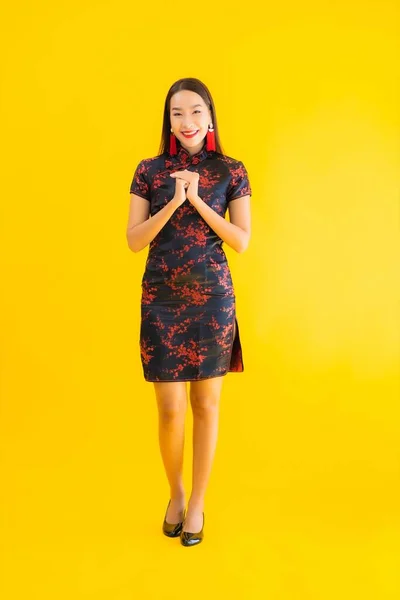 Portret Mooie Jonge Aziatische Vrouw Dragen Chinese Jurk Met Actie — Stockfoto