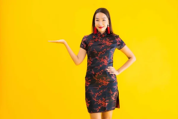 Porträt Schöne Junge Asiatische Frau Tragen Chinesisches Kleid Mit Aktion — Stockfoto