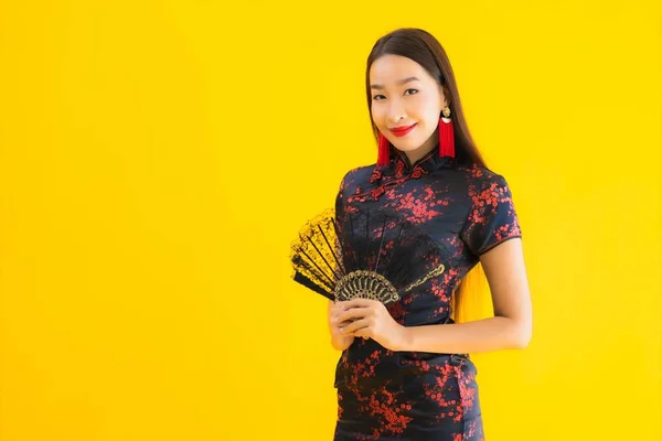 Retrato Bonito Jovem Asiático Mulher Desgaste Chinês Vestido Com Ventilador — Fotografia de Stock