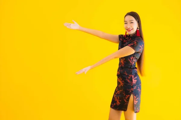 Retrato Hermosa Mujer Asiática Joven Usar Vestido Chino Con Acción — Foto de Stock