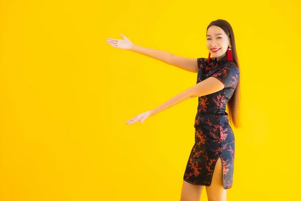 Porträt Schöne Junge Asiatische Frau Tragen Chinesisches Kleid Mit Aktion — Stockfoto