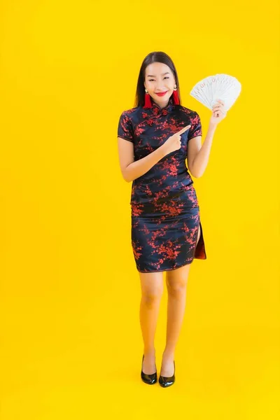 Retrato Hermosa Mujer Asiática Joven Usar Vestido Chino Con Montón —  Fotos de Stock