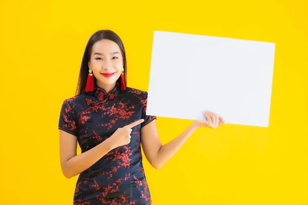 Retrato Hermosa Mujer Asiática Joven Usar Vestido Chino Mostrar Cartelera — Foto de Stock