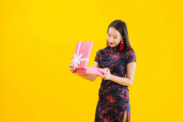 Portret Mooie Jonge Aziatische Vrouw Dragen Chinese Jurk Met Rode — Stockfoto
