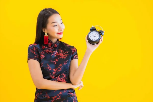 Portret Mooie Jonge Aziatische Vrouw Dragen Chinese Jurk Show Klok — Stockfoto