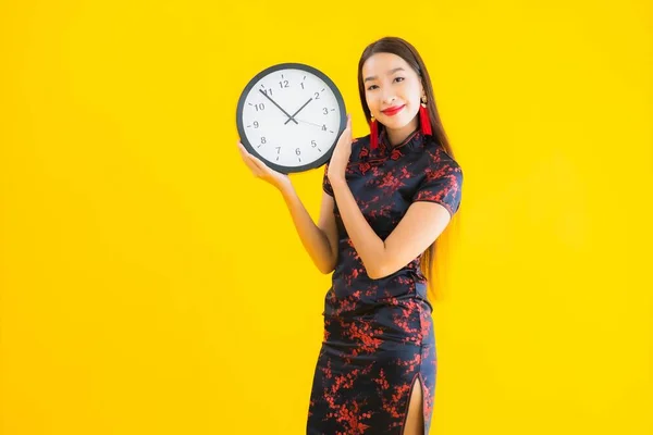 Retrato Hermosa Joven Mujer Asiática Usar Vestido Chino Mostrar Reloj — Foto de Stock