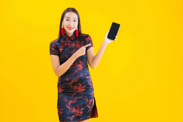 Портрет Красива Молода Азіатка Китайській Сукні Використовує Смартфон Китайської Концепції — стокове фото
