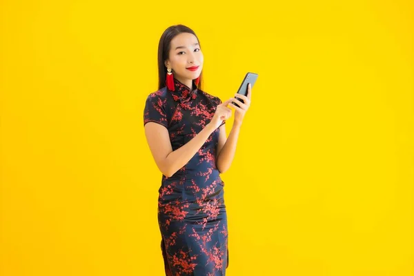 Retrato Bonito Jovem Mulher Asiática Usar Vestido Chinês Usar Telefone — Fotografia de Stock