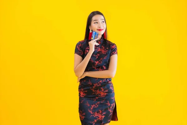 Retrato Bonito Jovem Asiático Mulher Desgaste Chinês Vestido Com Cartão — Fotografia de Stock