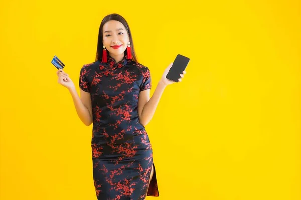 Retrato Bonito Jovem Asiático Mulher Desgaste Chinês Vestido Com Cartão — Fotografia de Stock