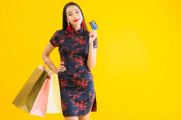 Портрет Красива Молода Азіатська Жінка Носить Китайську Сукню Сумкою Покупок — стокове фото
